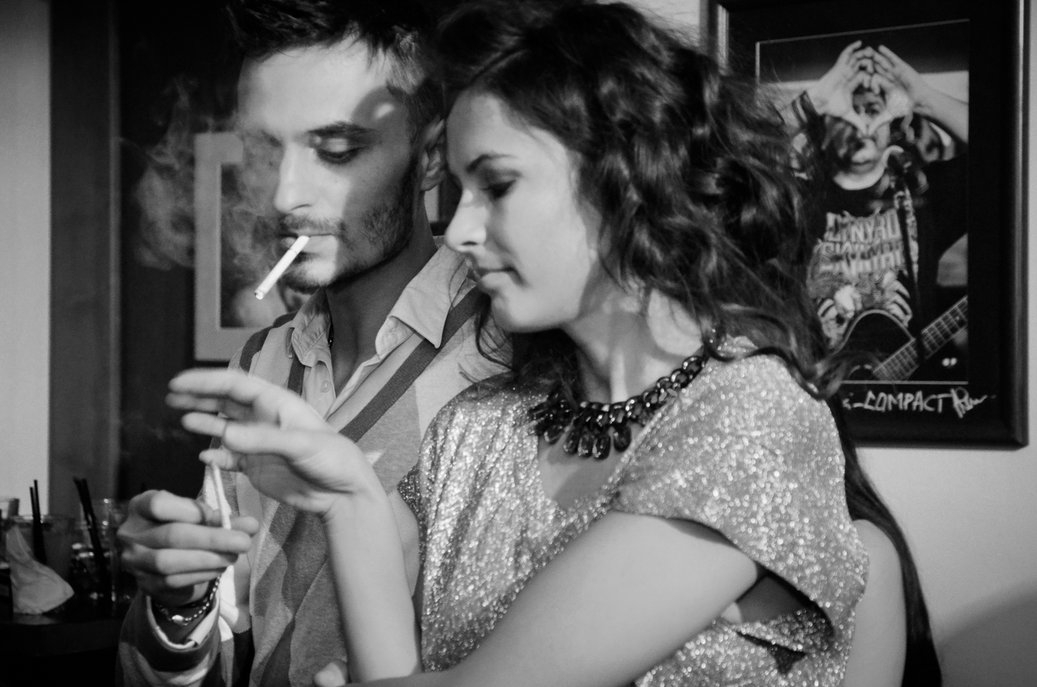 couple-guy-and-girl-smoking-in-the-nightclub-cosmin-cimil-photographer